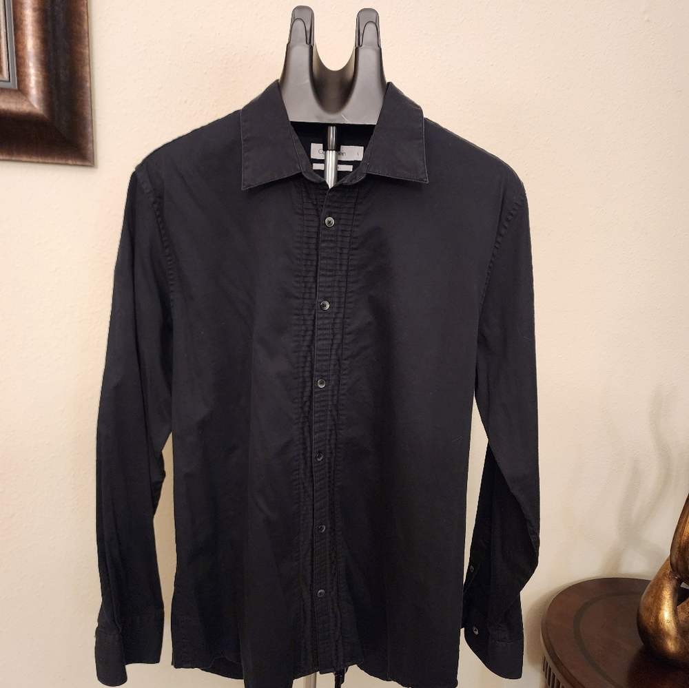 Calvin Klein men long sleeve buttons down shirt.